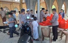 Pilkada Berjalan Lancar, Polisi di Pelalawan Berbagi dengan Warga di Masjid - JPNN.com