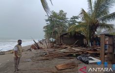 Puluhan Rumah di Palabuhanratu Sukabumi Rusak Akibat Abrasi Pantai - JPNN.com