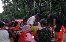 BPBD Berjibaku Evakuasi Warga Korban Banjir Sejumlah Desa di Jember - JPNN.com