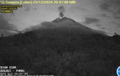 Gunung Semeru Kembali Erupsi, Masyarakat Diminta Waspada Lontaran Batu Pijar - JPNN.com