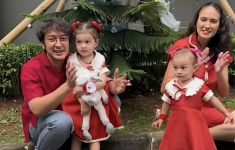 Serunya Nadine dan Dimas Anggara Merayakan Natal Bersama Anak-Anak - JPNN.com