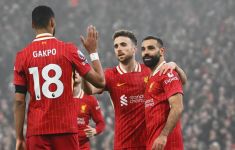 Liverpool Menang Comeback, Man United KO, Cek Klasemen - JPNN.com