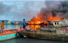 15 Kapal Nelayan Terbakar, Prajurit TNI AL Bergerak Cepat - JPNN.com