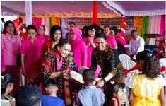 Rayakan Hari Natal Bersama Anak-anak Penyintas Lewotobi, Istri Kapolri Berikan Kado Spesial - JPNN.com