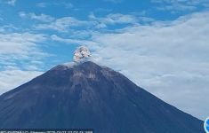 Gunung Semeru Erupsi Lagi, Tinggi Kolom Letusan 700 Meter - JPNN.com