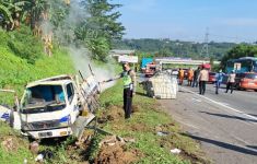 Bus Gunung Harta Tabrak Truk Muatan Bahan Kimia di Tol Semarang-Solo - JPNN.com