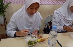 Dapat Cuan, Siswi SMP Palembang Dukung Makan Bergizi Gratis - JPNN.com