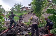 3 Rumah Rusak Tergerus Tanah Longsor di Lombok Timur - JPNN.com