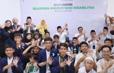 Santri Disabilitas di Bandung Terima Beasiswa Pendidikan Khusus - JPNN.com