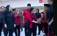 Masuk ke Ruangan Acara HUT PDIP, Megawati Langsung Menyalami Sosok Ini - JPNN.com