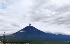 Gunung Semeru Erupsi Lagi Sabtu Pagi, Tinggi Kolom Letusan 600 Meter di Atas Puncak - JPNN.com