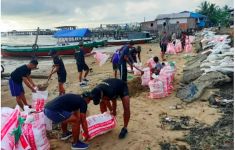 TNI AL dan Masyarakat Bergotong Royong Bangun Tanggul Penahan Abrasi Pantai di Nunukan - JPNN.com