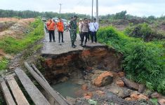 Jalan Penghubung di Babat Toman Putus Total Akibat Longsor - JPNN.com