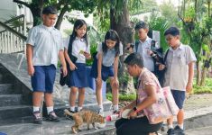 Terima Kunjungan Murid SD Mentari, Francine Widjojo Contohkan Traktir Kucing Jalanan - JPNN.com