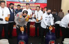 Polda Sumsel Memusnahkan 49 Kg Sabu-Sabu Jaringan Narkoba Internasional - JPNN.com