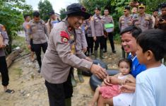 Momen Brigjen Jossy Jadi Pelipur Lara Warga Kampar di Tengah Bencana Banjir - JPNN.com