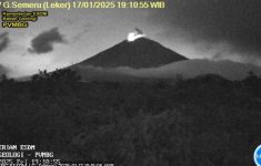 Gunung Semeru Erupsi pada Jumat Malam, Tinggi Kolom Letusan 400 Meter - JPNN.com