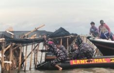 TNI AL Bongkar Pagar Laut, Eks Sesmilpres Singgung Proses Hukum - JPNN.com