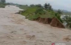 Tanggul Sungai Cabean Jebol, Tiga Desa di Demak Dilanda Banjir - JPNN.com