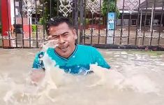 Viral, SMPN 5 Brebes Dilanda Banjir, Pria Berkaus Biru Ini Curhat Belum Dapat Makan Bergizi Gratis - JPNN.com