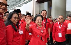 Dilukiskan sebagai Srikandi Membawa Panah, Megawati: Saya Disuruh Membidik Siapa? - JPNN.com