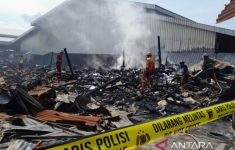 Kebakaran Melanda Pasar Induk Cepu, 80 Kios Pedagang Hangus Terbakar - JPNN.com