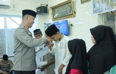 Peringati Isra Mikraj, Polres Inhu Santuni Anak Yatim - JPNN.com