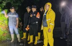 Banjir Memutus Jalan di Kediri - JPNN.com