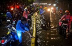 Hujan Semalaman, 53 RT & 23 Ruas Jalan di Jakarta Terendam Banjir, Berikut Perinciannya - JPNN.com