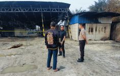 Gudang di Rumbai Pekanbaru Terbakar, Diduga Tempat Penyimpanan BBM Ilegal - JPNN.com