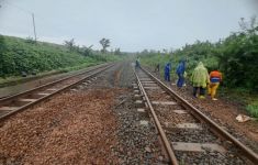 Daftar 6 Kereta Api yang Perjalanannya Terganggu Akibat Banjir di Batang - JPNN.com