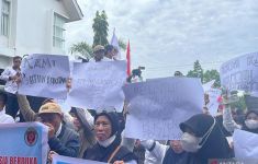 Tuntut Dijadikan PPPK Penuh Waktu, Ribuan Honorer R2 & R3 Kota Kendari Gelar Demonstrasi - JPNN.com