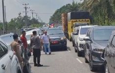 Geram, Warga Adang Mobil Pelat Merah BM 52 yang Lawan Arus Saat Macet di Lintas Pekanbaru-Siak - JPNN.com