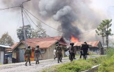 Bentrokan Pendukung Paslon Pilkada Puncak Jaya: 7 Rumah Dibakar, 1 Nyawa Melayang - JPNN.com