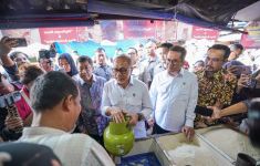 Pastikan Penyaluran LPG 3 Kg Aman, Menko Pangan & Mendag Tinjau Subpangkalan di Klender - JPNN.com