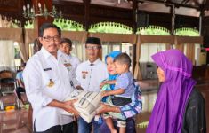 Nana Sudjana Salurkan Bantuan Penanganan Banjir Kudus Senilai Rp 382 Juta - JPNN.com