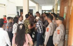 Keluarga Korban Kecewa, Sidang Vonis Pembunuhan di Sukabumi Berlangsung Ricuh - JPNN.com