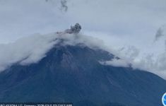 Masih Berstatus Waspada, Gunung Semeru Erupsi Lagi, Tinggi Letusan 700 Meter di Atas Puncak - JPNN.com