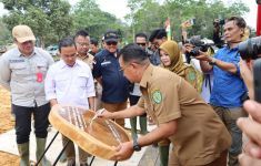 Kunker ke Wilayah Utara, Pj Gubernur Kaltim Tinjau Bendungan Marangkayu - JPNN.com