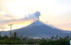 Gunung Lewotobi Laki-laki Erupsi Lagi, Lontarkan Abu Setinggi 900 Meter - JPNN.com