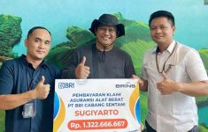 BRI Insurance Bayarkan Klaim Asuransi Alat Berat Rp 1,3 Miliar - JPNN.com