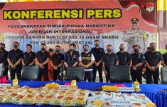 Bea Cukai & Polres Bengkalis Gagalkan Penyelundupan 87,7 Kg Sabu-Sabu di Perairan Sepahat - JPNN.com