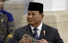 Seusai Lantik Pejabat, Prabowo Terima Uang Kuno yang Ditandatangani Ayahnya - JPNN.com