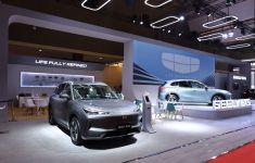 Sejumlah Pengunjung IIMS 2025 Jajal Geely EX5, Fitur Ini jadi Daya Tarik - JPNN.com