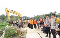 Irjen Iqbal Tempuh 3 Jam ke Lokasi Truk Tercebur di Sungai Segati, 9 Orang Masih Dicari - JPNN.com