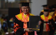 Wakil Ketua MPR Eddy Soeparno Raih Cum Laude dan Menjadi Wisudawan Terbaik FISIP UI - JPNN.com