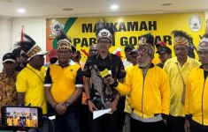 Bahlil Digugat ke Mahkamah Golkar Gegara Ganti Ketua DPR Papua Barat Daya Tanpa Prosedur - JPNN.com