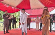 Kejari Aceh Timur Eksekusi 2 Pelaku Judi dengan Hukuman Cambuk - JPNN.com