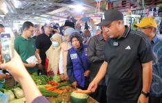 Menjelang Ramadan, Sekda Palembang Tinjau Harga Sembako di Pasar Tradisional - JPNN.com