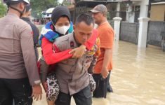 Ratusan Brimob Disebar ke Titik Banjir Jabodetabek, Evakuasi Anak-Lansia - JPNN.com